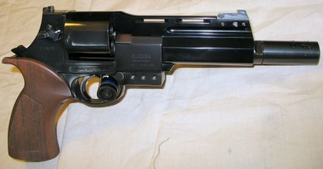 dentro del revolver, y sin llegar a cañones laaaaaaaaaaaaagos... este me ha parecido buena idea:

Mateba.

https://youtu.be/UD4te3TGjW0

 10