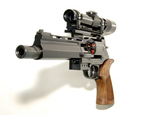 dentro del revolver, y sin llegar a cañones laaaaaaaaaaaaagos... este me ha parecido buena idea:

Mateba.

https://youtu.be/UD4te3TGjW0

 20