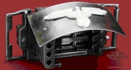 Me ha llegado esta información sobre una curiosa arma oculta en hebillas de cinturón, para quién pueda 00