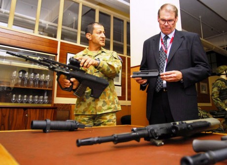 Le llaman: Steyr AUG EF88

Parece pensado para disparar mas de un calibre, y especialmente modificada 20