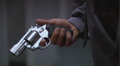 Compañeros,

En vista de las ganas de algunos (Elcafe, Wilcow, Vrakk, etc) por adivinar armas de películas 70