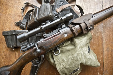 ¿Para qué es esa cartera de cuero que lleva amarrada este Mauser? ¿Es de época? 01