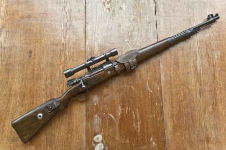 ¿Para qué es esa cartera de cuero que lleva amarrada este Mauser? ¿Es de época? 00