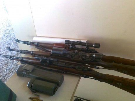 ¿Para qué es esa cartera de cuero que lleva amarrada este Mauser? ¿Es de época? 20