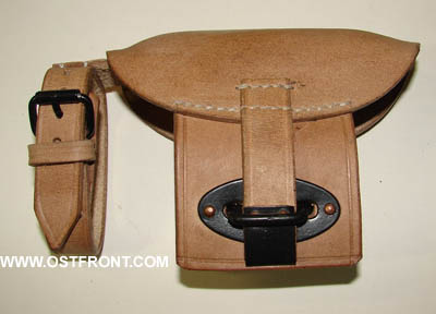 ¿Para qué es esa cartera de cuero que lleva amarrada este Mauser? ¿Es de época? 52
