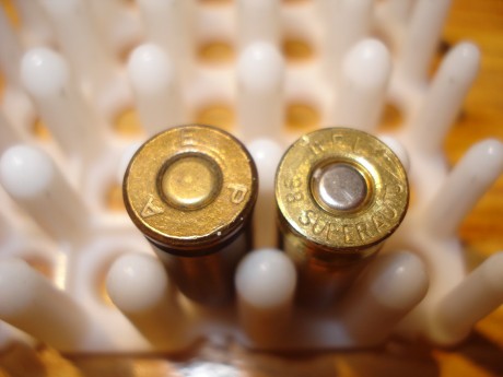Hola de nuevo compañeros.

Un amigo me ha comentado que le han regalado una pistola del calibre 9 Long.

He 152