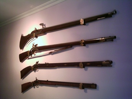 Bueno pues resulta que voy a colocar dos de mis armas largas en la pared del salón, el caso es que no 161