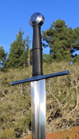 Buenas compañeros:

Entre los amantes a las armas blancas, coexistimos los que adoramos las espadas y 01