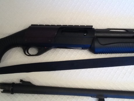 Vendo BENELLI NOVA de corredera. Con 2 cañones, el original de calibre 12 con punta de fibra optica y 02