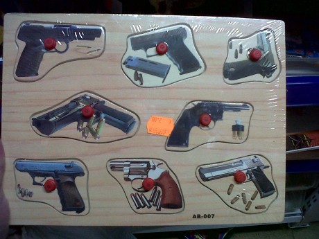 Ayer vi este " juguete " en un comercio chino de mi barrio. :shock:

Me pregunto quién lo comprará. 00