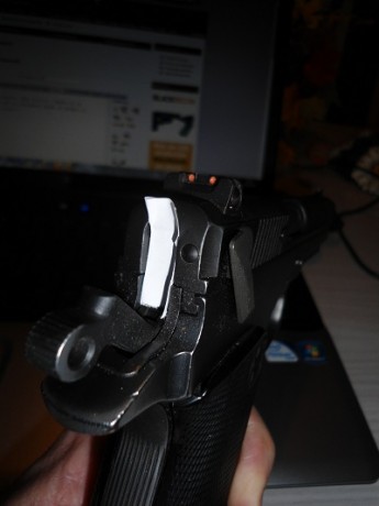 Una consulta rápida:

¿Se puede dañar un arma semiautomática (revolver se que sí) disparando en vacío?

Lo 00