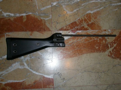 Por ser algo que tengo en casa estorbando, vendo guardamanos de madera en perfecto estado y culata sintética 02