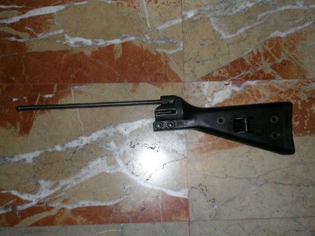 Por ser algo que tengo en casa estorbando, vendo guardamanos de madera en perfecto estado y culata sintética 01