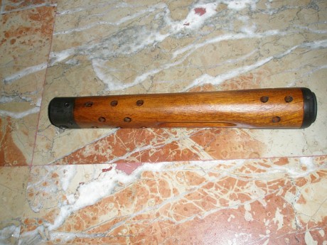 Por ser algo que tengo en casa estorbando, vendo guardamanos de madera en perfecto estado y culata sintética 00