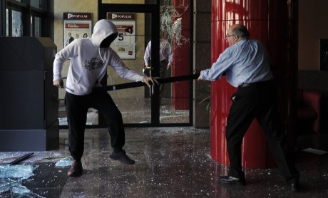 que con sus peligrosas ,acciones (observen lo que lleva en la mano el muy cabrón de la capucha) impiden 00