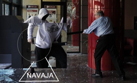 que con sus peligrosas ,acciones (observen lo que lleva en la mano el muy cabrón de la capucha) impiden 40