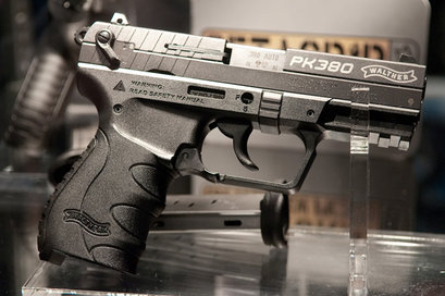  pk380.jpg Hola a todos.

Recientemente ha aparecido en el mercado Español, la pistola Walther pk 380.

Es 71