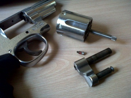 Pongo este tema aquí para los que se pregunten cómo desmontar el cilindro de un revólver Smith&Wesson. 101