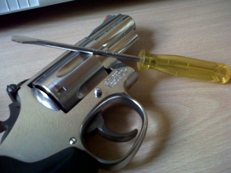 Pongo este tema aquí para los que se pregunten cómo desmontar el cilindro de un revólver Smith&Wesson. 100