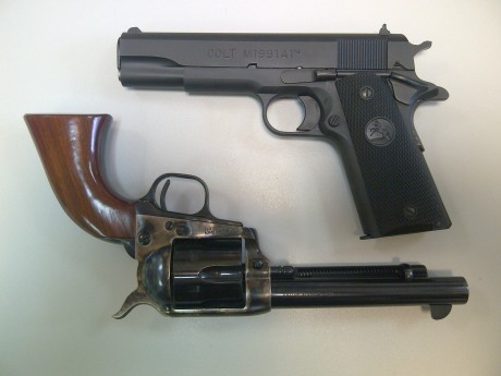 Mi pequeño homenaje a COLT y al diseño americano de armas ligeras. La foto es de mi amigo Sampedro. 00