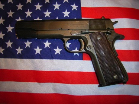 Mi pequeño homenaje a COLT y al diseño americano de armas ligeras. La foto es de mi amigo Sampedro. 100