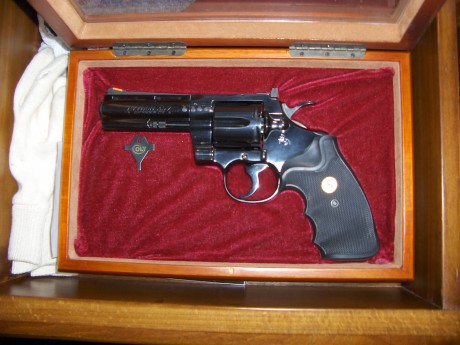 Mi pequeño homenaje a COLT y al diseño americano de armas ligeras. La foto es de mi amigo Sampedro. 130