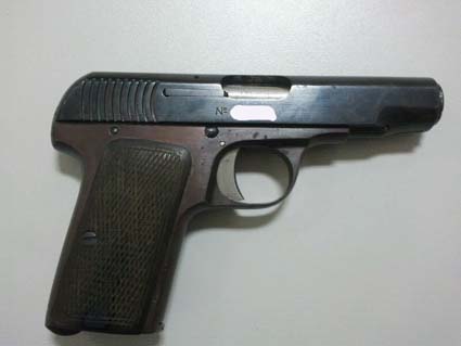 Buenas,
 Ha llegado a mi poder este arma, procede de un policía fallecido cuya hija la ha encontrado, 02