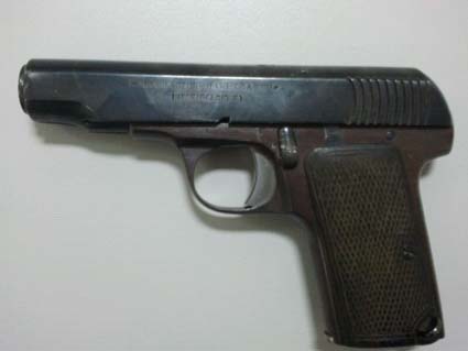 Buenas,
 Ha llegado a mi poder este arma, procede de un policía fallecido cuya hija la ha encontrado, 01
