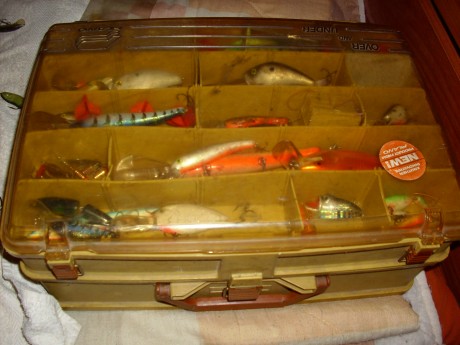 Hola a tod@s.
Vendo maletín de pesca con 23 rapalas,130 vinilos,(pickies,mogambos,lombrices,ranas,cangrejos,)todos 02
