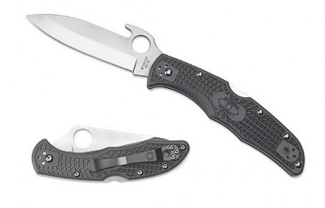 ¿Qué finalidad tienen en las hojas de estas Spyderco los salientes superiores?. :roll: 01