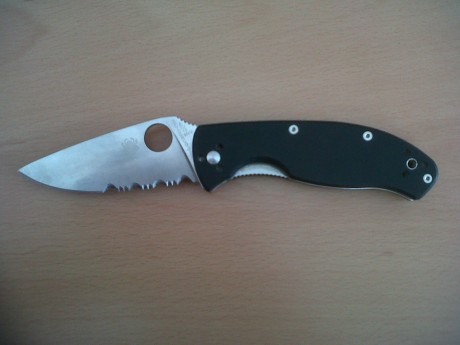 Me ha sorprendido ver que este modelo de  Spyderco  es bastante más barato que otros. Mientras que la 00