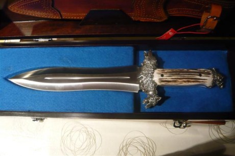 buenas tardes,aqui os presento dos cuchillos de la casa muela,son dos cuchillos para el remate,que obviamente 00