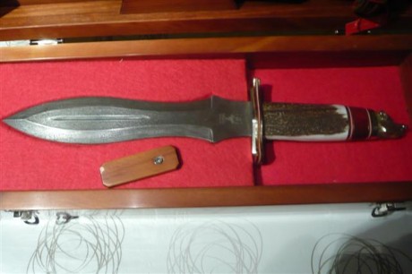 buenas tardes,aqui os presento dos cuchillos de la casa muela,son dos cuchillos para el remate,que obviamente 10