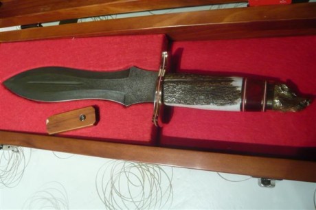 buenas tardes,aqui os presento dos cuchillos de la casa muela,son dos cuchillos para el remate,que obviamente 22
