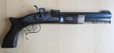 Hola a tod@s.
¿Alguno me puede orientar del valor que puede tener este arma fabricada en Eibar?
 3773216_4f608531e63e5.jpg 01