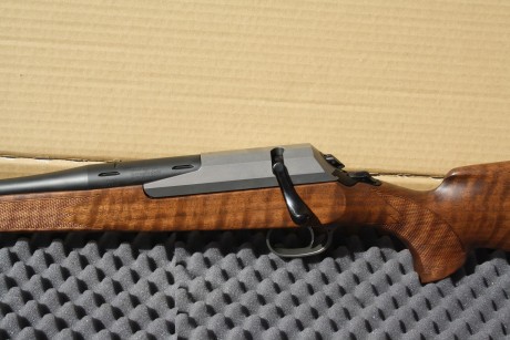 Vendo Rifle ZURDO a estrenar, MERKEL KR1 calibre 9,3x62 por cierre de armeria. Madera espectacular. Registrado 01