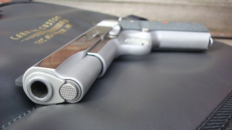 ¿Es el mismo 10 auto de la megastar?

Me gustaria saber caracteristicas de este arma si alguno sabeis 62