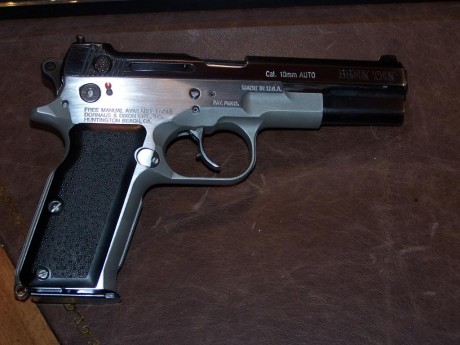 ¿Es el mismo 10 auto de la megastar?

Me gustaria saber caracteristicas de este arma si alguno sabeis 70
