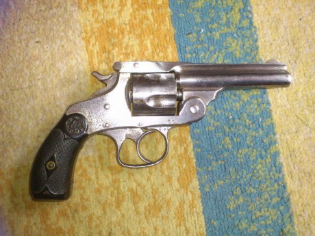 Hola. Alguien sabe decirme de que modelo,año,y calibre es este revolver? :?: 
Muchas gracias :) 00