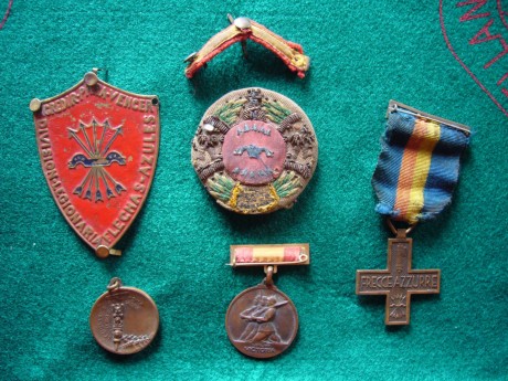 Hola compañeros,
hace poco he recuperado unas medallas de la guerra civil española que pertenecian a mi 00