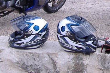 1 casco Shark RSR Fujiwara talla S
1 mono Berik. Talla S
1 Botas Rainers. Talla 46
1 Mono thinsulate Saiko. 01