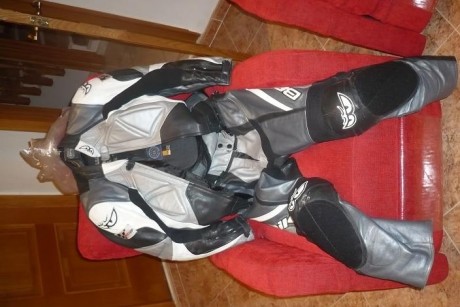 1 casco Shark RSR Fujiwara talla S
1 mono Berik. Talla S
1 Botas Rainers. Talla 46
1 Mono thinsulate Saiko. 00