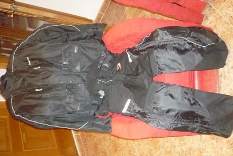 1 casco Shark RSR Fujiwara talla S
1 mono Berik. Talla S
1 Botas Rainers. Talla 46
1 Mono thinsulate Saiko. 10