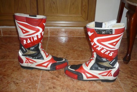 1 casco Shark RSR Fujiwara talla S
1 mono Berik. Talla S
1 Botas Rainers. Talla 46
1 Mono thinsulate Saiko. 20