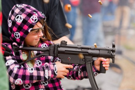 ¿Qué os parecen las armas de esta moza?
 http://1.bp.blogspot.com/_vZhR4a7LLS8/TRZUNqParEI/AAAAAAAAVZk/-Ja6TnDpScA/s1600/Survivalist.jpg 160