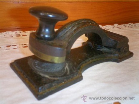 Hola, tengo interes en comprar este sello seco que es de origen austriaco y por lo tanto en aleman pone 01