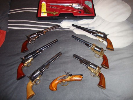 Hola a todos:

Me acaban de pasar un Colt de la marca ASM del calibre 44, pero en el arma no pone nada 60