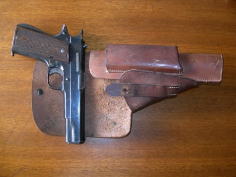 Hola Compañeros, fotos de otra pistola española que emigró a Alemania y se alistó en su Ejército -- II 72
