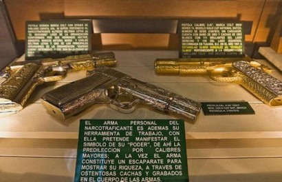 Imágenes de armas confiscadas a narcos mejicanos. Las cortas aún tienen un pase, pero las demás...buff! 02