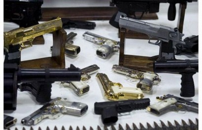 Imágenes de armas confiscadas a narcos mejicanos. Las cortas aún tienen un pase, pero las demás...buff! 00